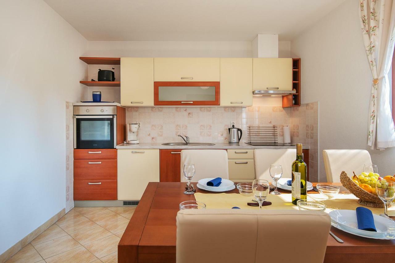Ferienhaus Joy Ližnjan Екстериор снимка